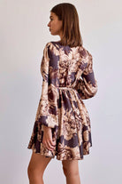 Abito estivo beige floreale con maniche lunghe e gonna a ruota, vita allacciabile, marca Moda-Mania, vista frontale.