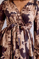 Abito estivo beige floreale con maniche lunghe, gonna a ruota e vita allacciabile, marca Moda-Mania.