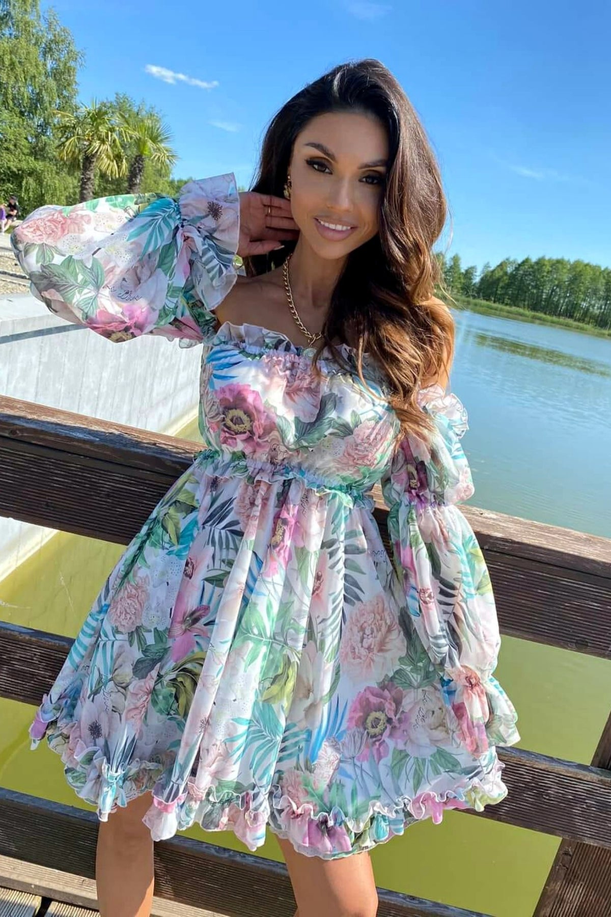 Abito estivo corto bianco avorio di Moda-Mania con fantasia floreale, apertura sul retro e maniche lunghe rimovibili.