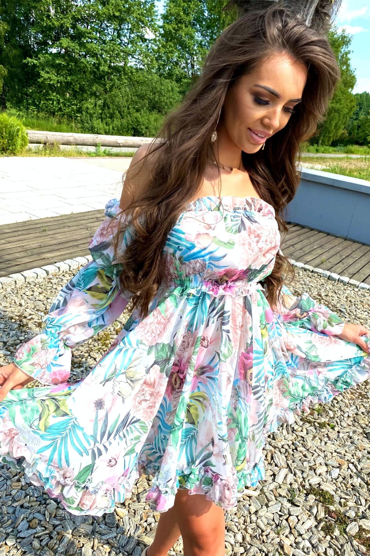 Abito estivo bianco avorio Moda-Mania con fantasia floreale e foglie, apertura sul dietro e maniche lunghe rimovibili.