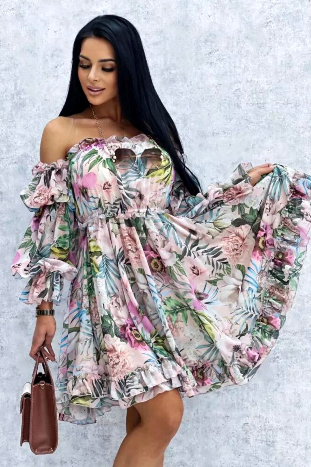Abito estivo bianco avorio Moda-Mania con fantasia floreale e foglie, apertura sul dietro e maniche lunghe rimovibili.