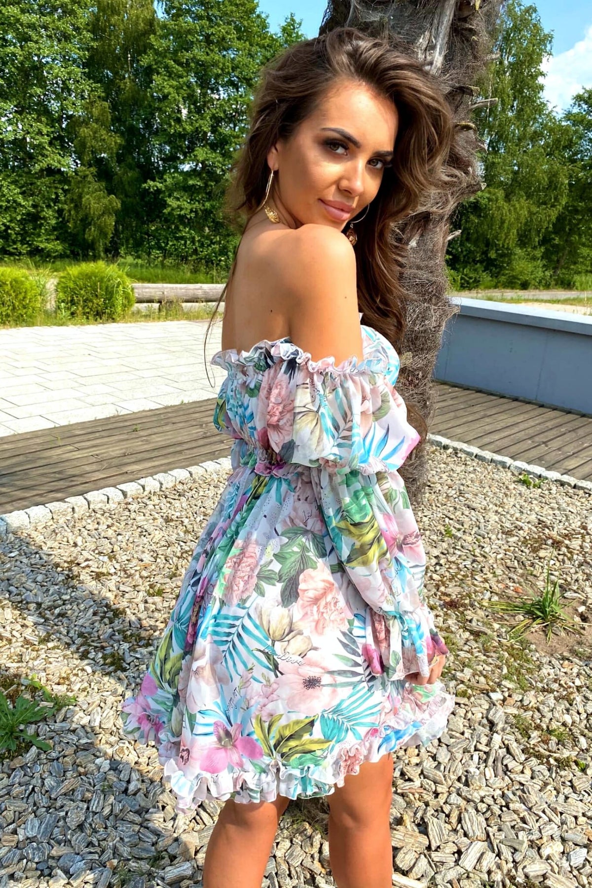 Abito estivo bianco avorio Moda-Mania con fantasia floreale e foglie, apertura posteriore e maniche lunghe rimovibili.