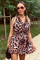 Abito estivo casual Moda Mania a fantasia leopardata con scollo a V e dettagli di rouches, abbigliamento corto femminile.