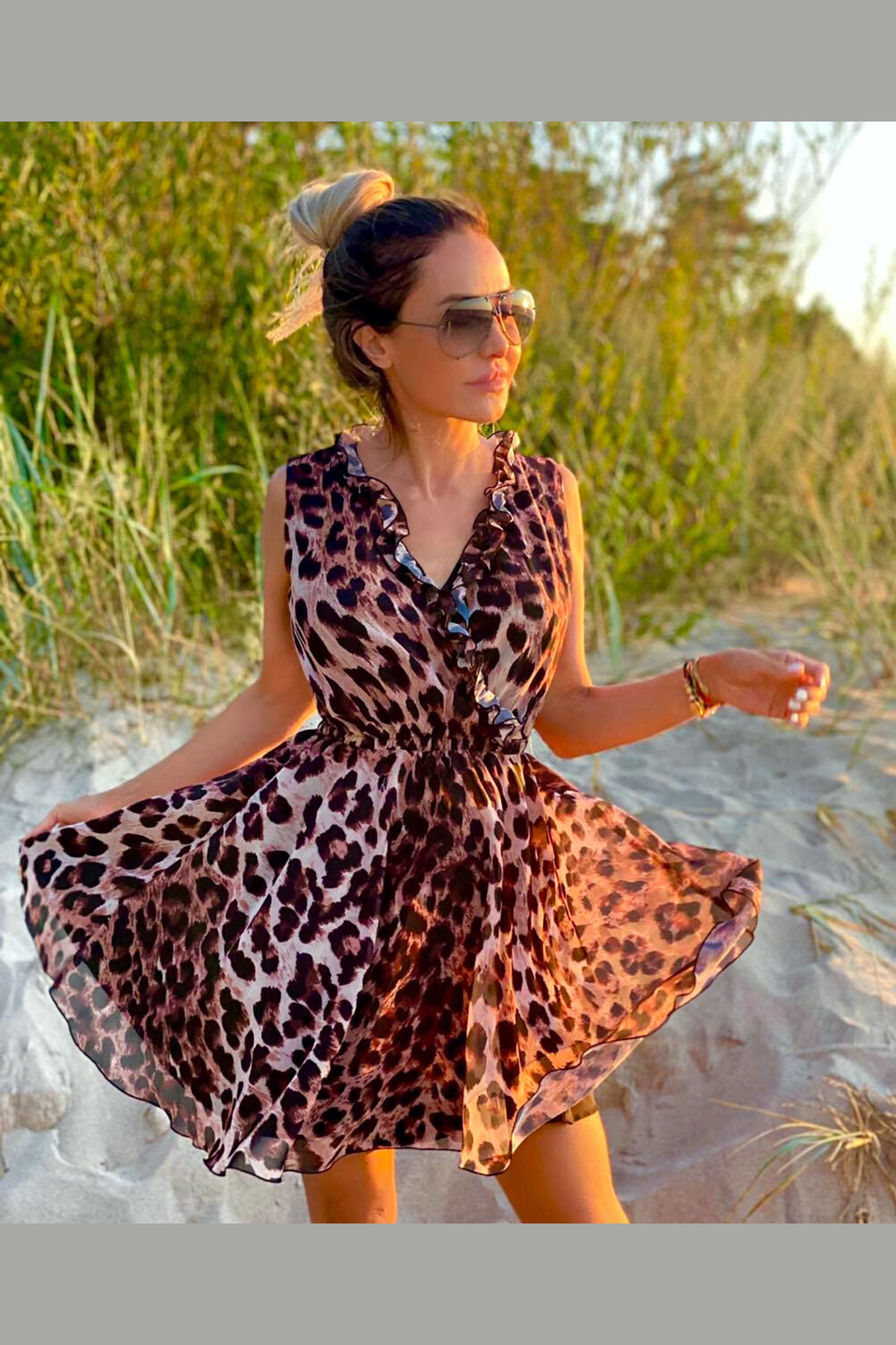 Abito estivo casual Moda Mania con fantasia leopardata, scollo a V e dettagli di rouches, abito corto femminile e alla moda