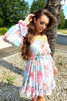 Abito estivo corti Moda-Mania celeste con fantasia floreale rosa e beige, apertura sul retro e maniche lunghe rimovibili.
