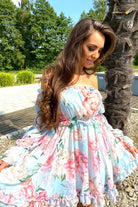 Abito estivo corti Moda-Mania celeste con fantasia floreale rosa e beige, apertura dietro e maniche lunghe rimovibili.