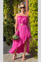 Abito estivo corto fucsia Moda-Mania con scollo a barchetta, maniche rimovibili e cintura, davanti corto e dietro lungo.