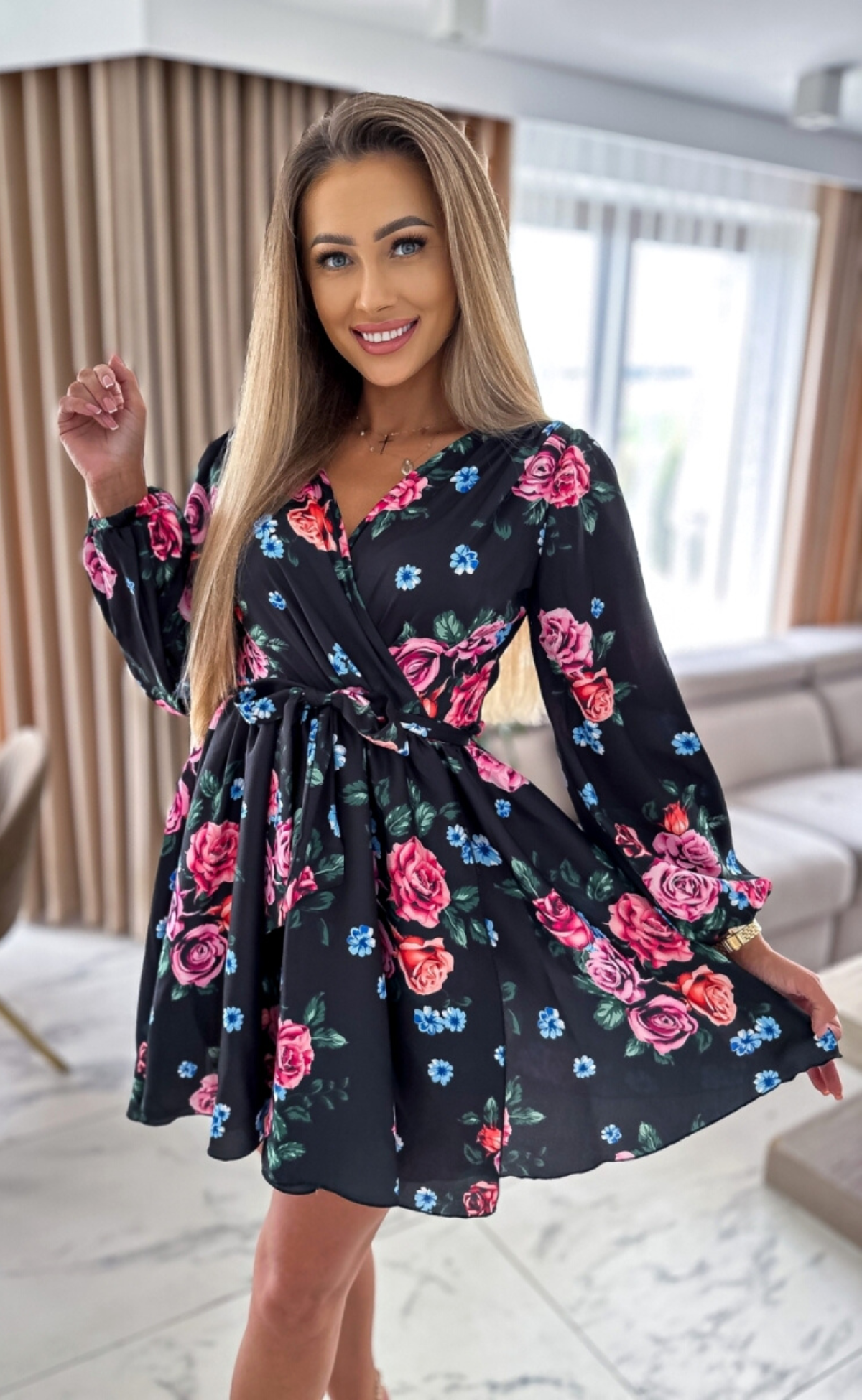 Abito estivo nero a fantasia floreale, maniche lunghe, gonna a ruota, allacciabile in vita, di Moda-Mania.