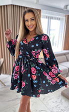 Abito estivo nero a fantasia floreale, maniche lunghe, gonna a ruota, allacciabile in vita, di Moda-Mania.