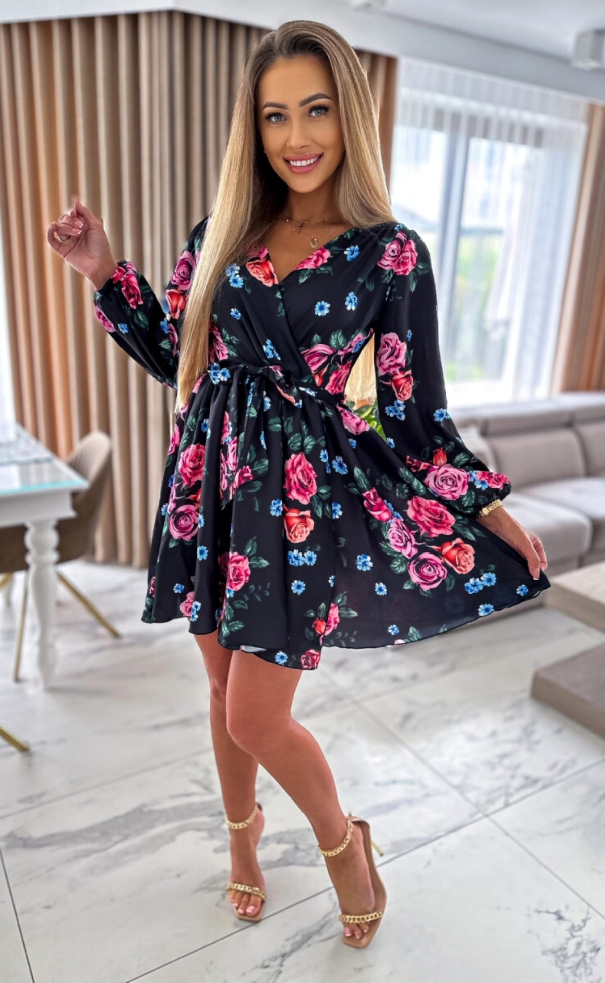 Abito estivo nero con fantasia floreale, maniche lunghe, gonna a ruota allacciabile in vita, marca Moda-Mania.