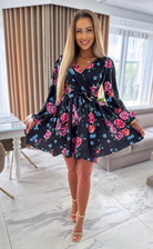 Abito estivo nero a fantasia floreale con maniche lunghe e gonna a ruota allacciabile in vita, di Moda-Mania.