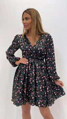 Abito estivo nero con stampa a piccoli fiori, maniche lunghe e gonna a ruota allacciabile in vita, di Moda-Mania.