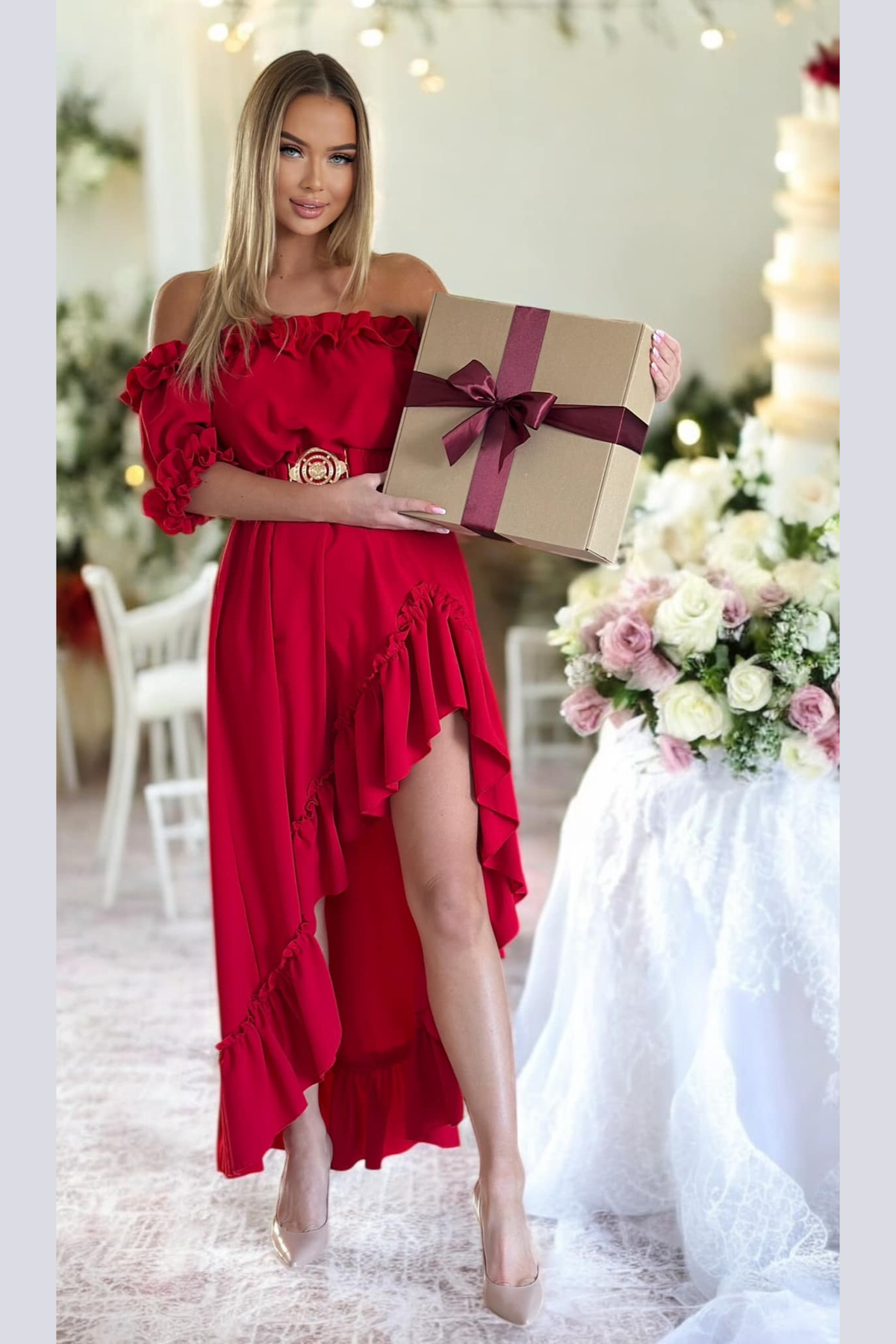 Abito estivo rosso corto davanti e lungo dietro con scollo a barchetta e maniche rimovibili, cinturina inclusa, di Moda-Mania