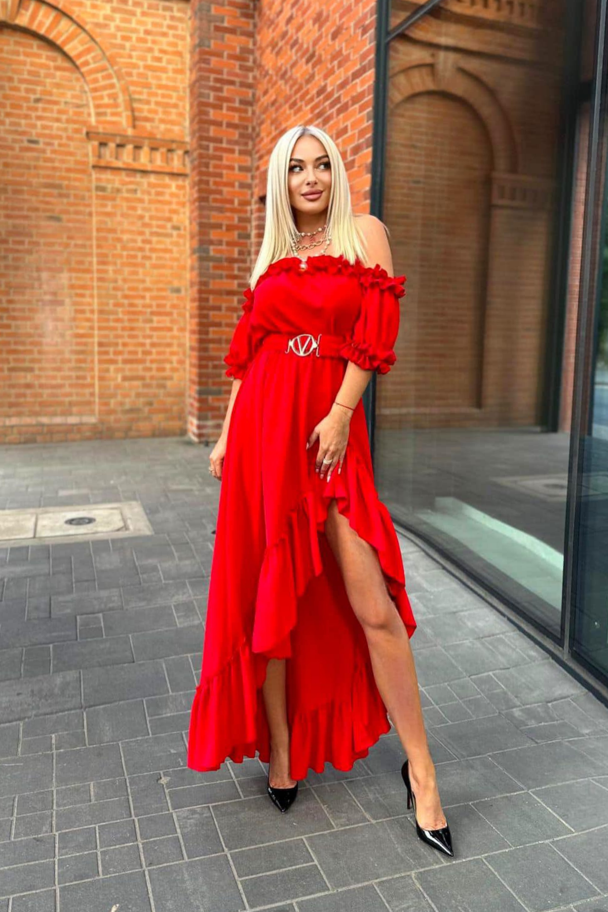 Abito estivo rosso corto davanti e lungo dietro con scollo a barchetta, maniche rimovibili e cintura, marca Moda-Mania.