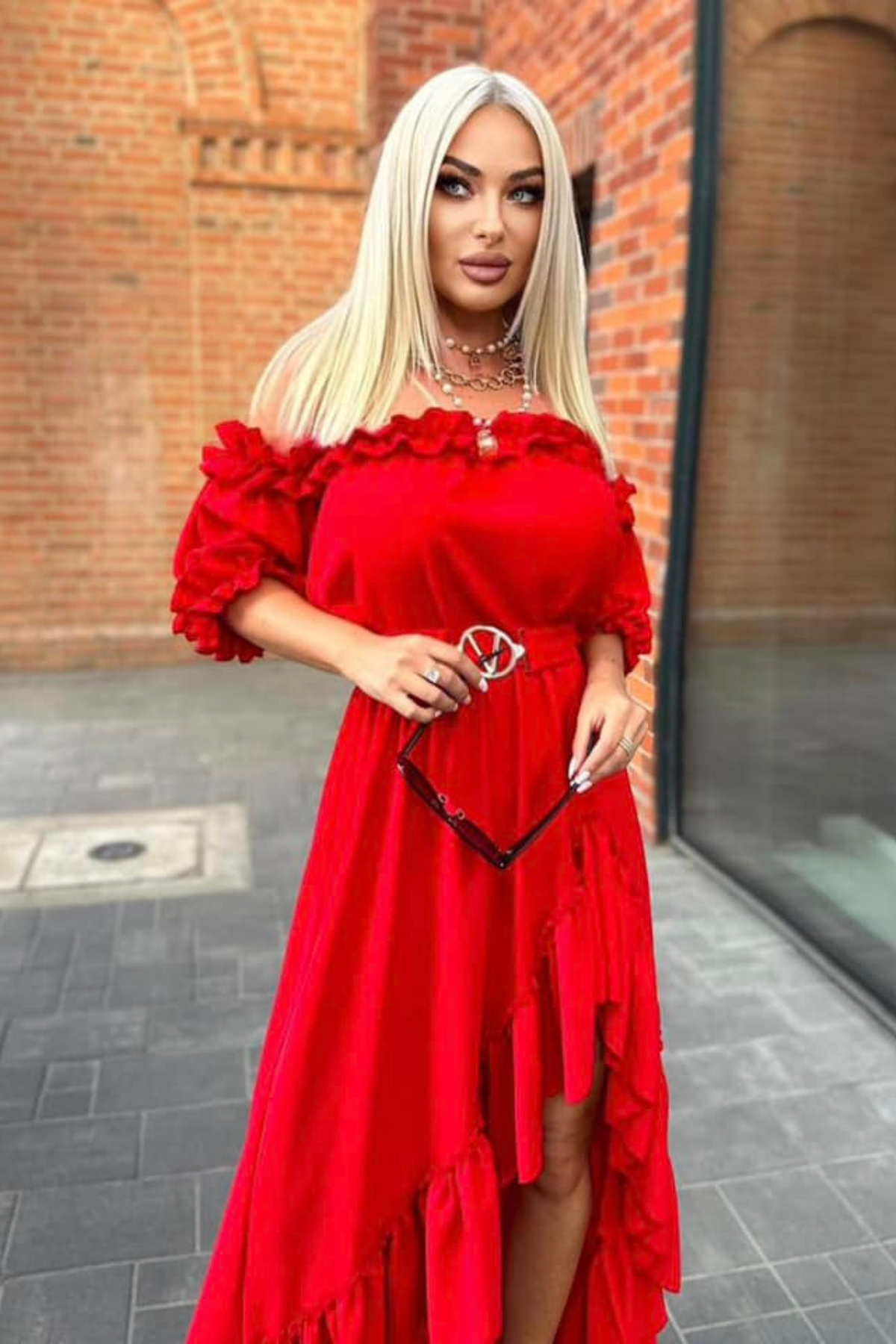 Abito estivo rosso corto davanti e lungo dietro con scollo a barchetta, maniche rimovibili e cintura, marca Moda-Mania.