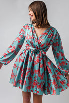 Abito estivo verde acqua floreale Moda-Mania con maniche lunghe e gonna a ruota allacciabile in vita, stile elegante e femminile.