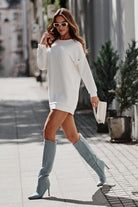 Abito felpa bianco in cotone con maniche lunghe staccabili, taglio dritto e tasche laterali nascoste, stile denim e sportivo.