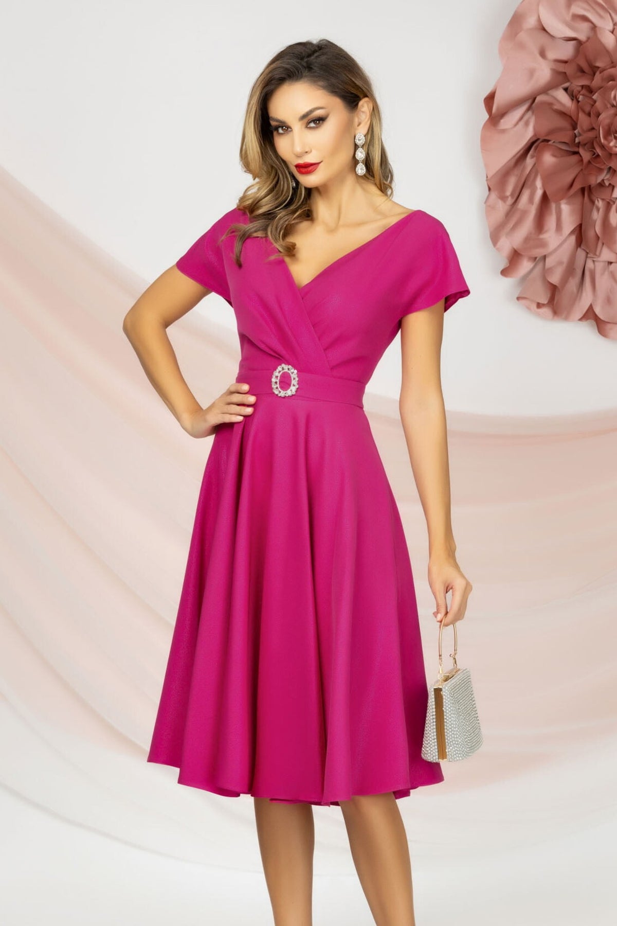 Abito corto fucsia svasato al ginocchio di Pretty Girl con cinturino in tessuto e fibbia argento con cristalli.