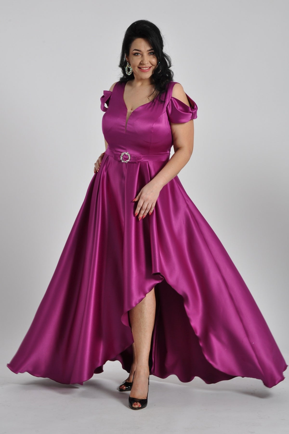 Abito lungo fucsia svasato in taffetà, con parte anteriore più corta e lunga sul retro, di Moda-Mania.