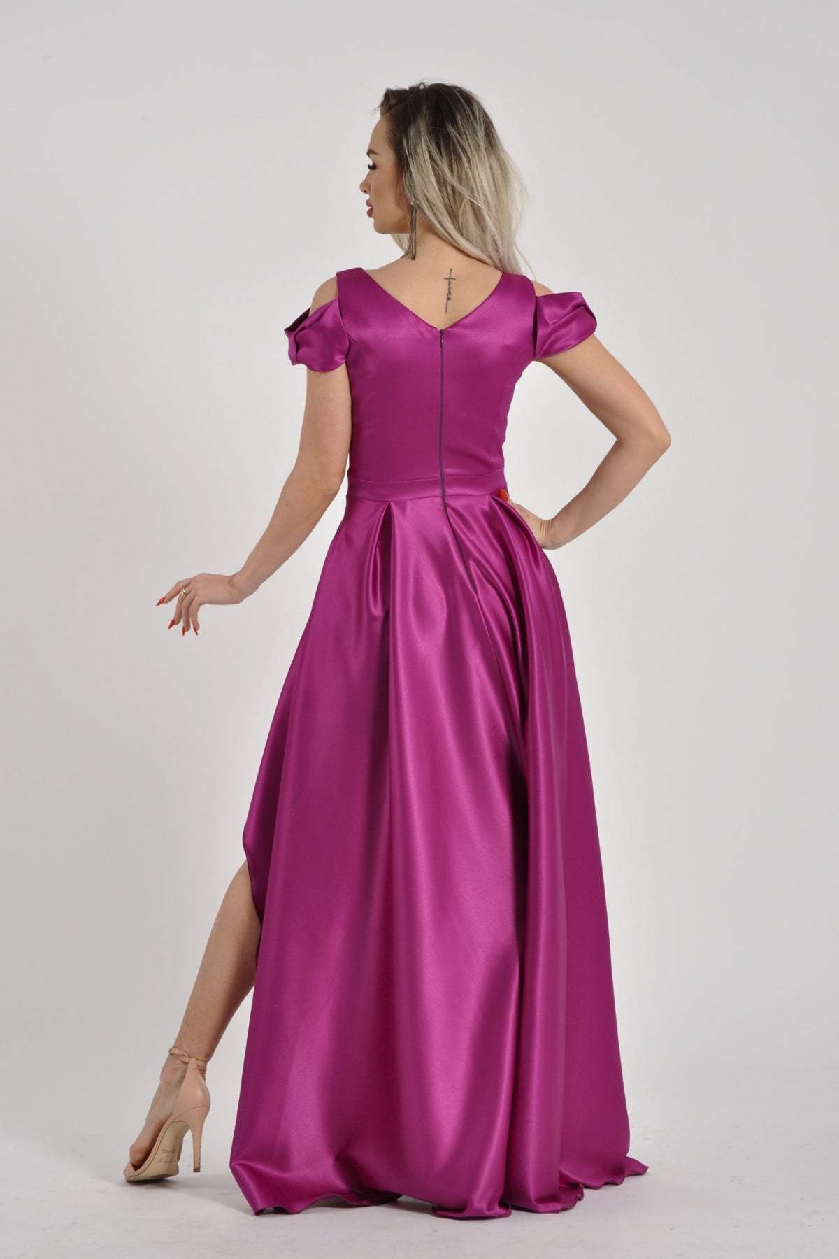 Abito lungo fucsia svasato in taffetà con parte superiore più corta davanti e lunga dietro, di Moda-Mania.