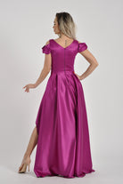 Abito lungo fucsia svasato in taffetà con parte superiore più corta davanti e lunga dietro, di Moda-Mania.
