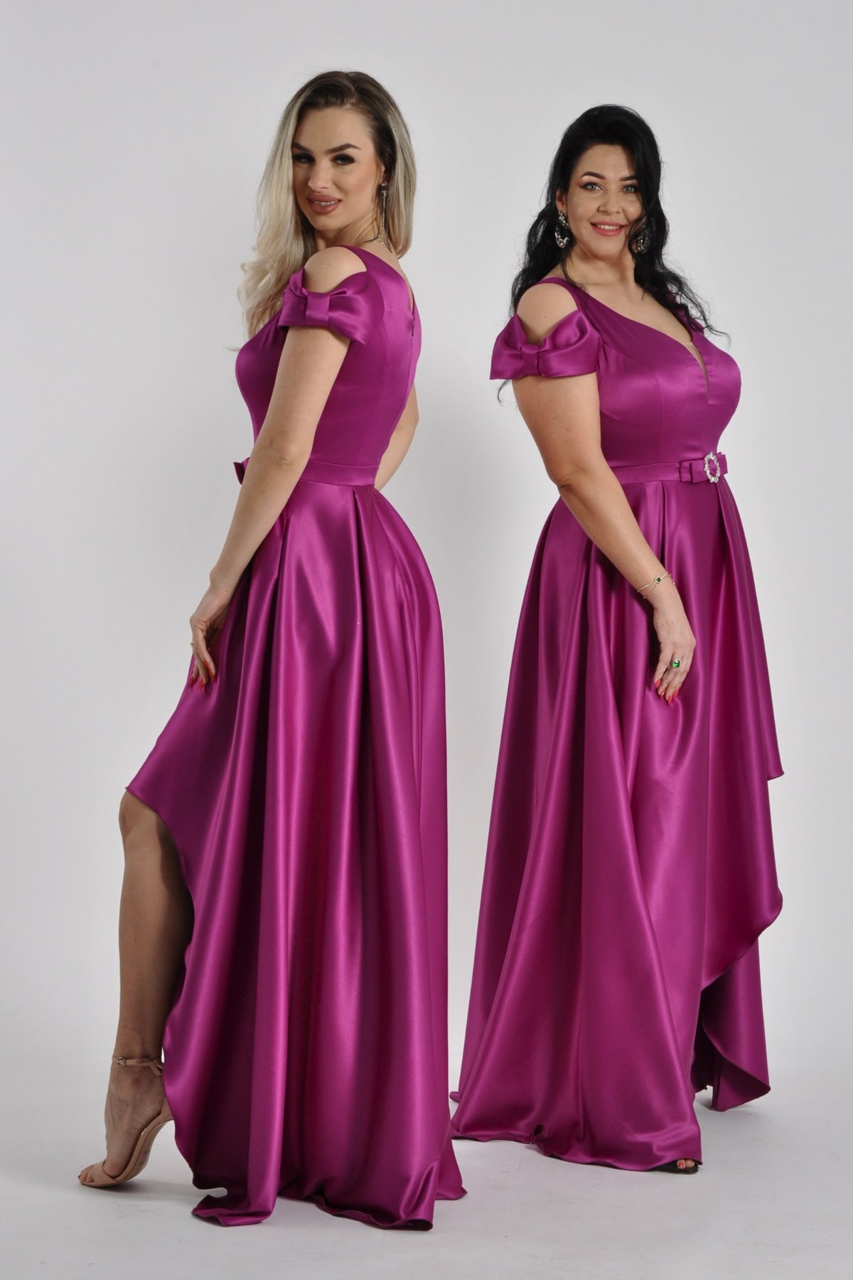 Abito lungo fucsia svasato in taffetà, davanti più corto e dietro lungo, di Moda-Mania, in tessuto brillante e elegante.