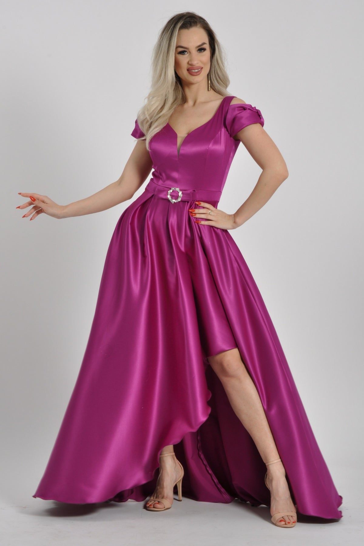 Abito lungo fucsia svasato in taffetà, con gonna più corta davanti e lunga dietro, di marca Moda-Mania