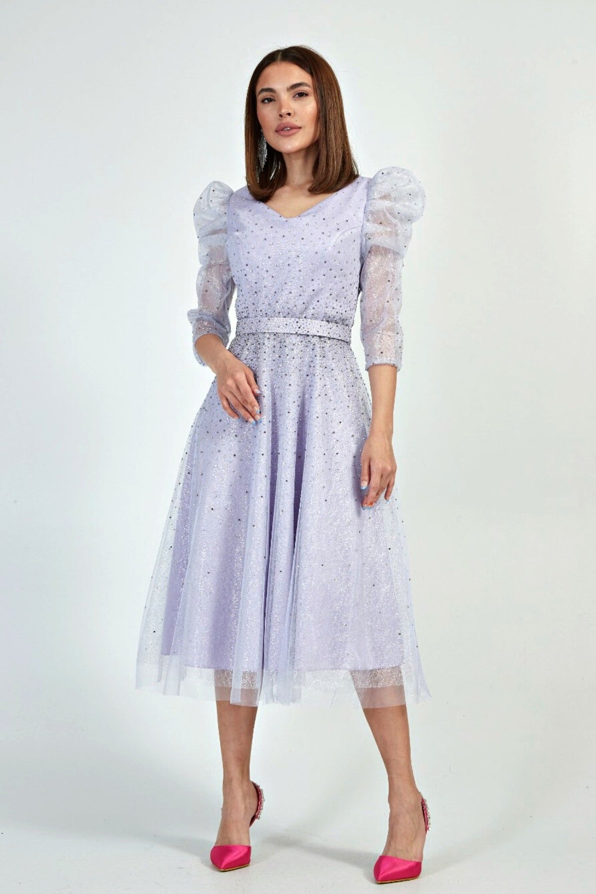 Abito midi lilla da cerimonia Moda-Mania in tulle lamè e chiffon decorato con brillantini, lunghezza midi, elegante e raffinato.