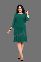 Abito corto verde linea dritta per donne curvy con decorazione in strass, moda elegante e alla moda.