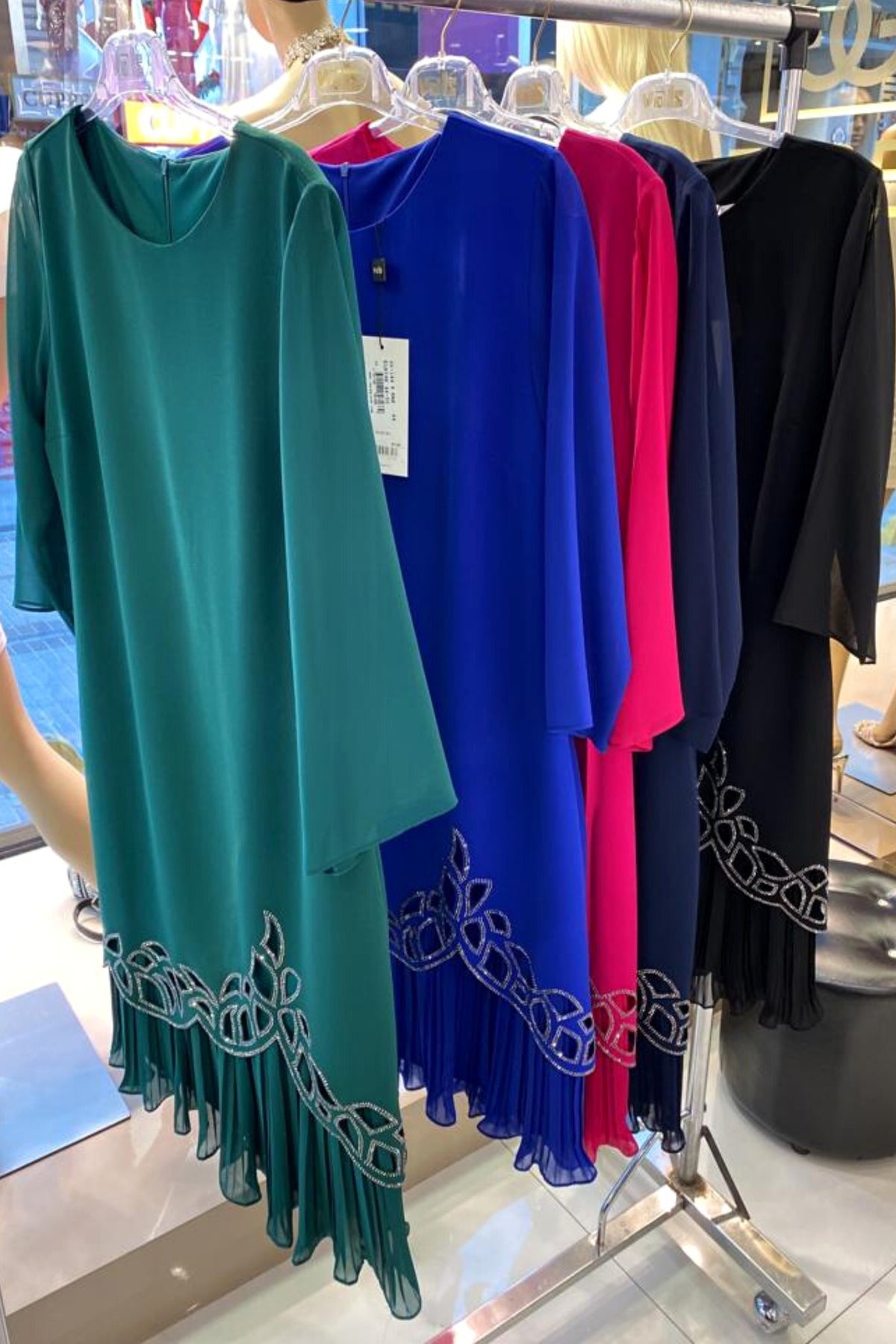 Abito corto verde linea dritta per donne curvy con decorazione in strass, moda elegante e femminile.