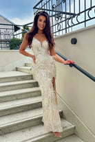 Abito lungo aderente beige chiaro Moda-Mania con decorazioni in paillettes argento, piume e strass, elegante e sofisticato.