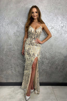 Abito lungo aderente beige chiaro Moda-Mania con decorazioni in paillettes argento, piume e strass, elegante e raffinato.
