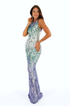 Abito lungo aderente in paillettes verdi e blu con schiena scoperta, firma Moda-Mania, tessuto brillante e taglio elegante.