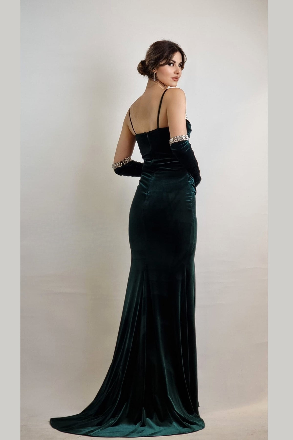 Abito lungo aderente verde smeraldo in velluto con cristalli, guanti e spacco laterale, di Moda-Mania.