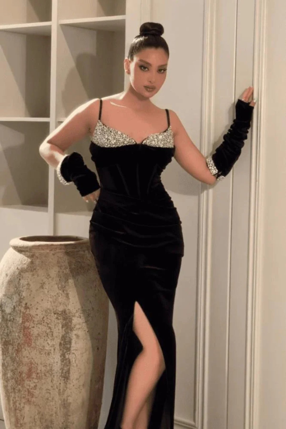 Abito lungo aderente nero in velluto con cristalli, guanti e spacco laterale, da Moda-Mania.