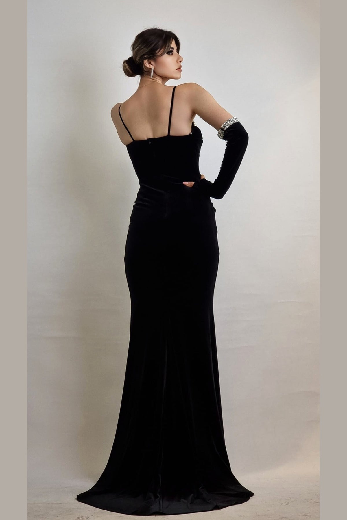 Abito lungo aderente nero in velluto con cristalli, guanti, e profondo spacco laterale, firmato Moda-Mania.