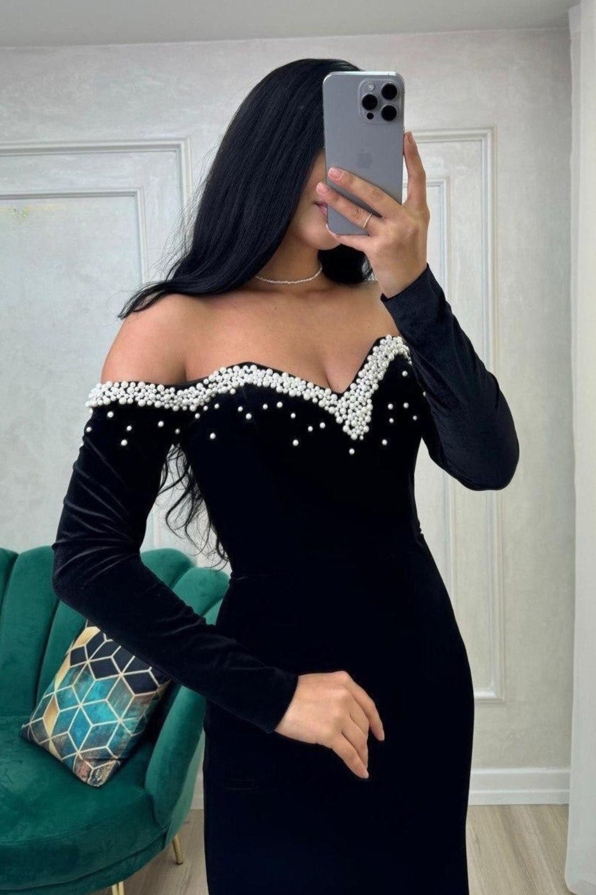Abito lungo aderente nero in velluto con spacco laterale, scollo a barchetta e dettagli di perline bianche, Moda-Mania.