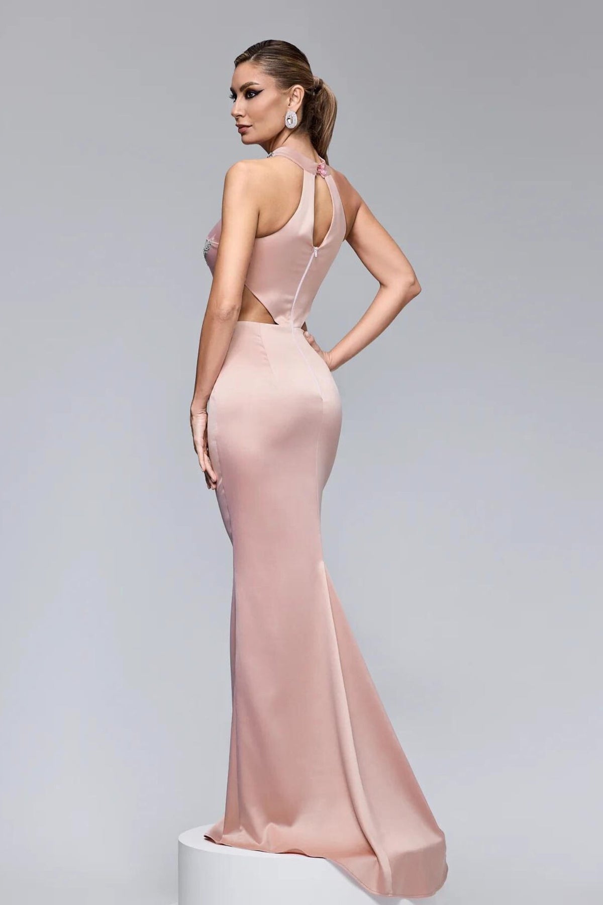 Abito lungo aderente rosa Bby con aperture laterali in vita e decorazioni argento in paillettes e strass, vestito elegante femminile