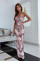 Abito lungo aderente rosa chiaro in tulle con paillettes e schiena scoperta, firma Moda-Mania, abiti lunghi eleganti.