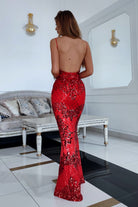 Abito lungo aderente rosso in tulle con fantasia paillettes e schiena scoperta, da Moda-Mania, perfetto per occasioni eleganti.