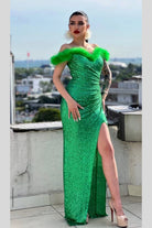 Abito lungo aderente verde in paillettes con scollo a barchetta, decorato con piume e spacco laterale, di Moda-Mania.