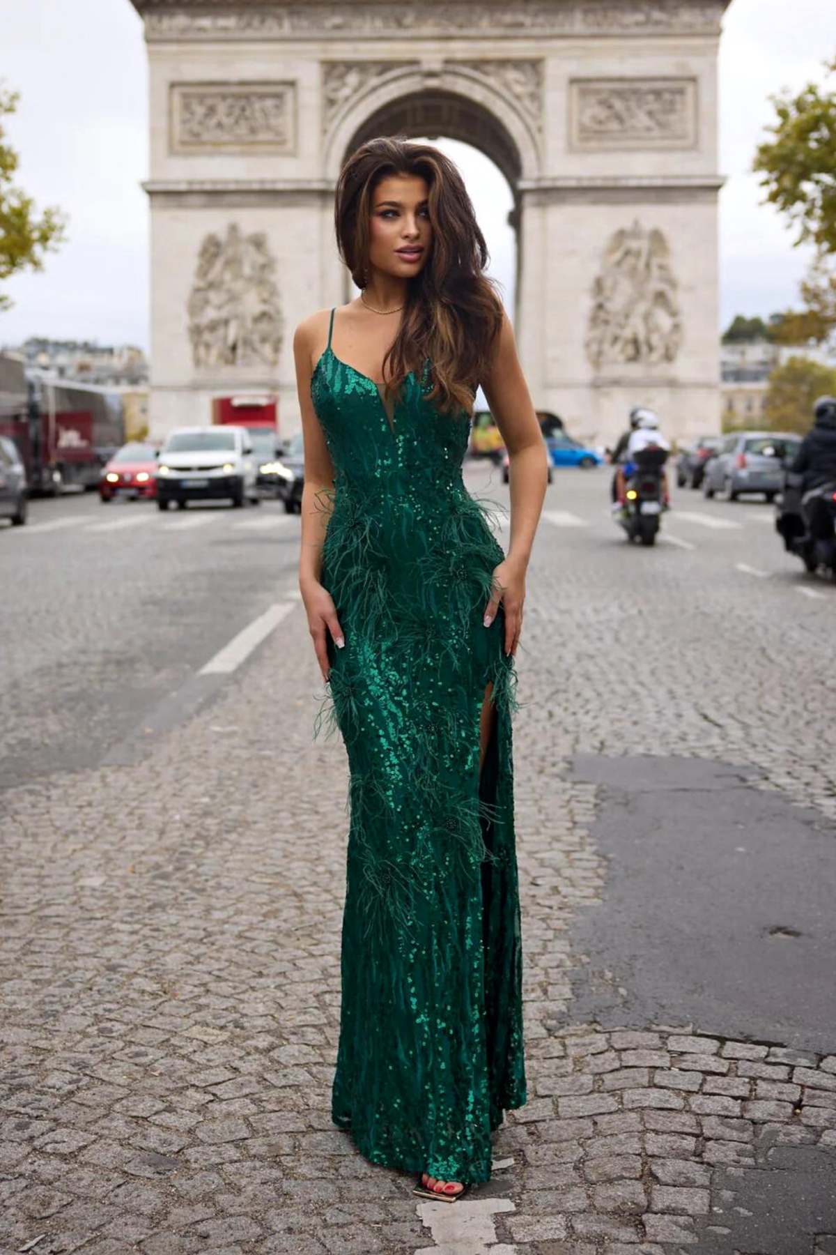 Abito lungo aderente verde smeraldo con decorazioni in paillettes, piume e strass, da moda-mania, dettaglio in prima vista.