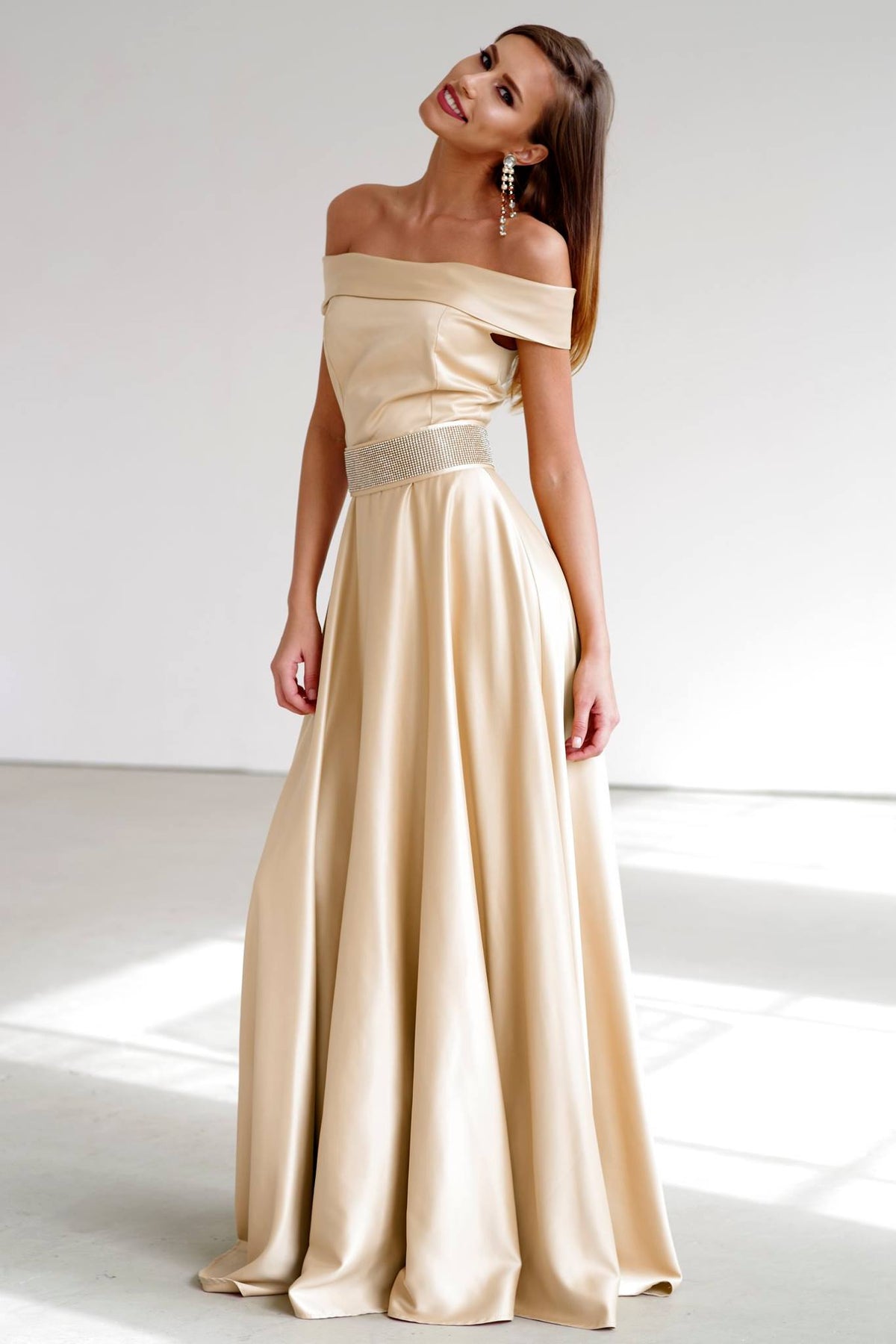 Abito lungo beige Artista con scollatura a barchetta e cintura con strass rimovibile, tessuto elegante e femminile.