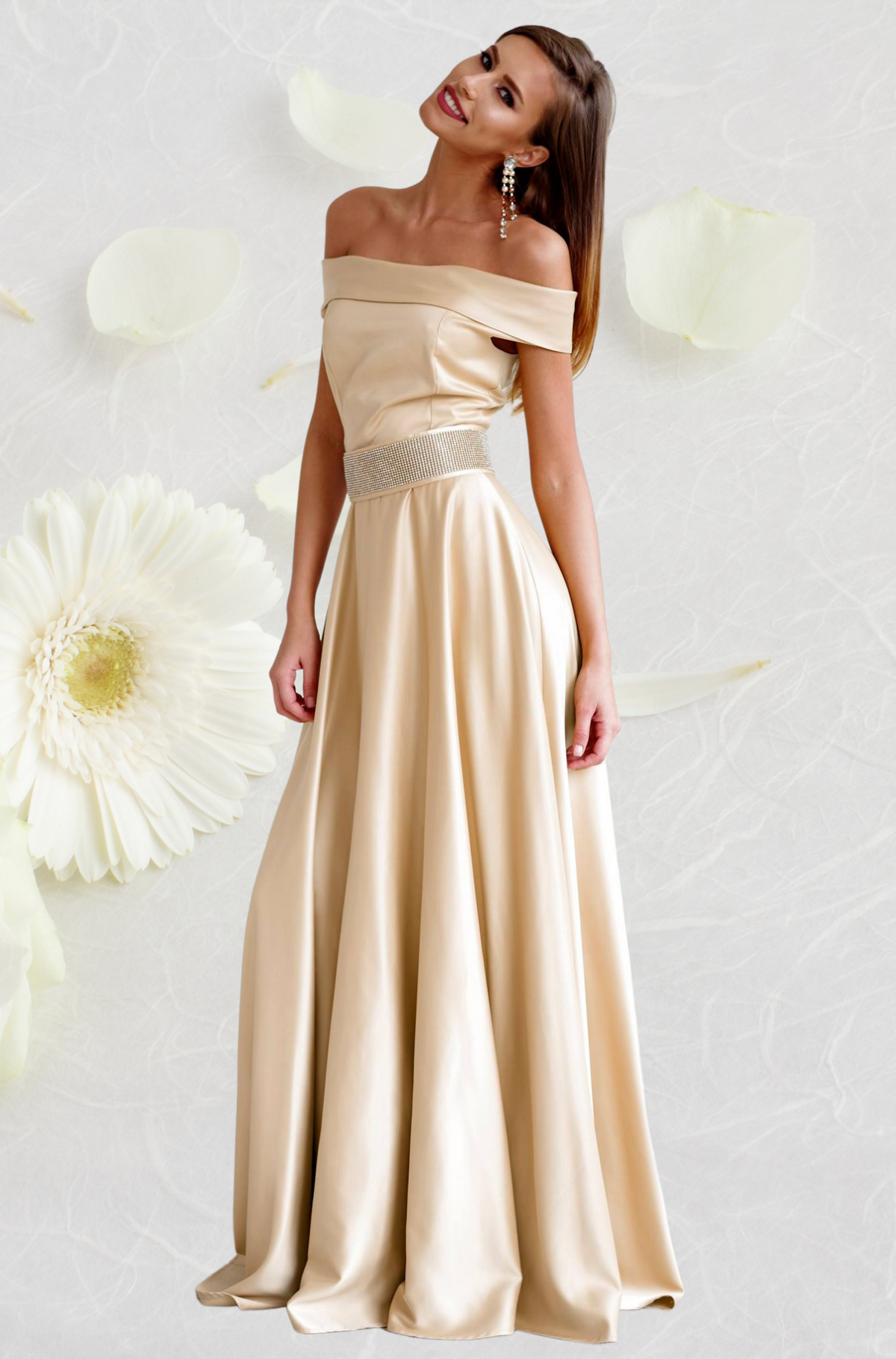 Abito lungo beige Artista con scollatura a barchetta, cintura con strass rimovibile e taglio elegante.