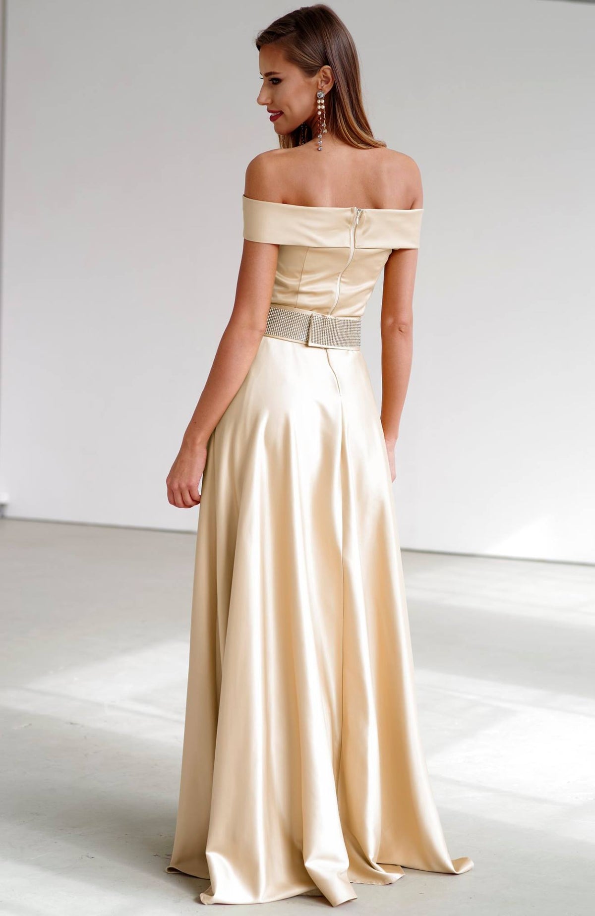 Abito lungo beige Artista con scollatura a barchetta, cintura con strass rimovibile e tessuto elegante.