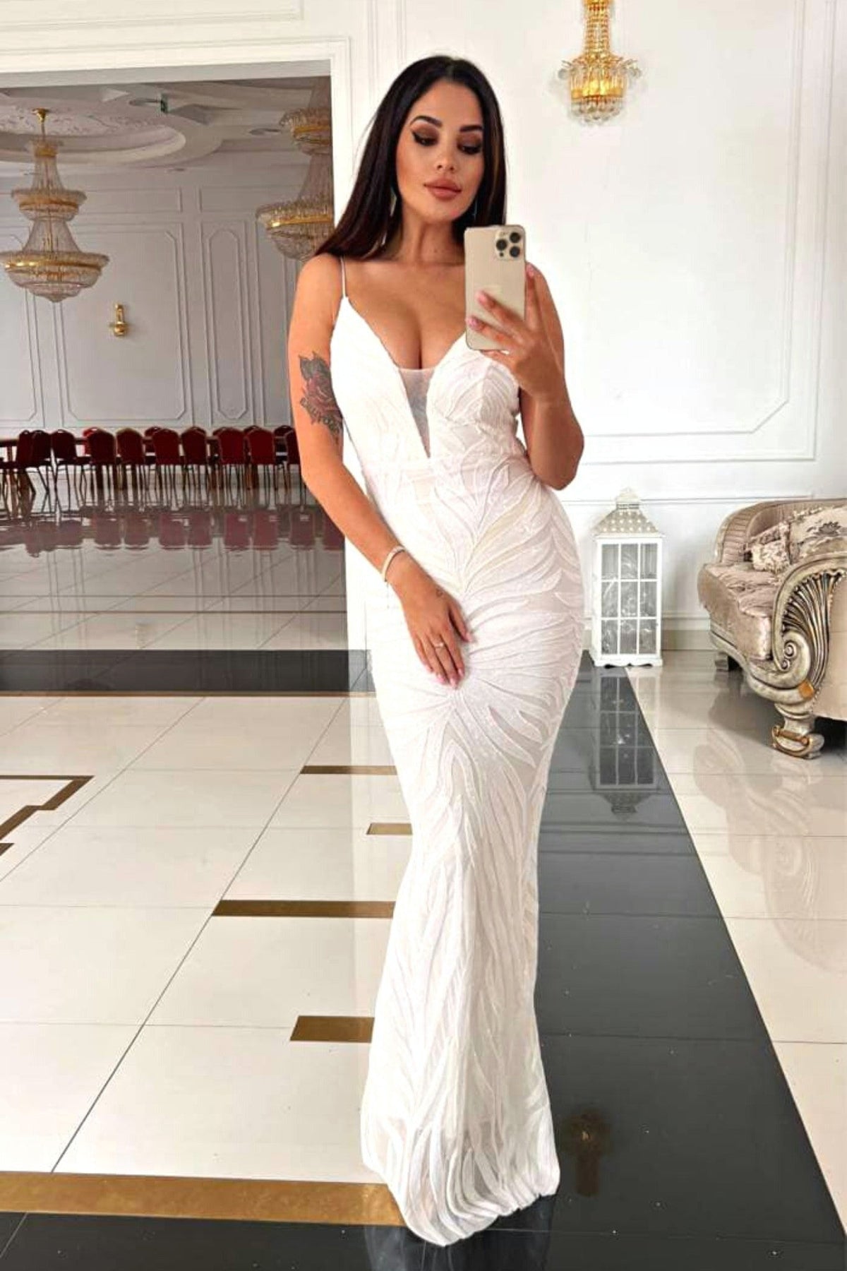 Abito lungo bianco aderente in tulle con fantasia paillettes e spalline sottili, firmato Moda-Mania, vestito elegante femminile.