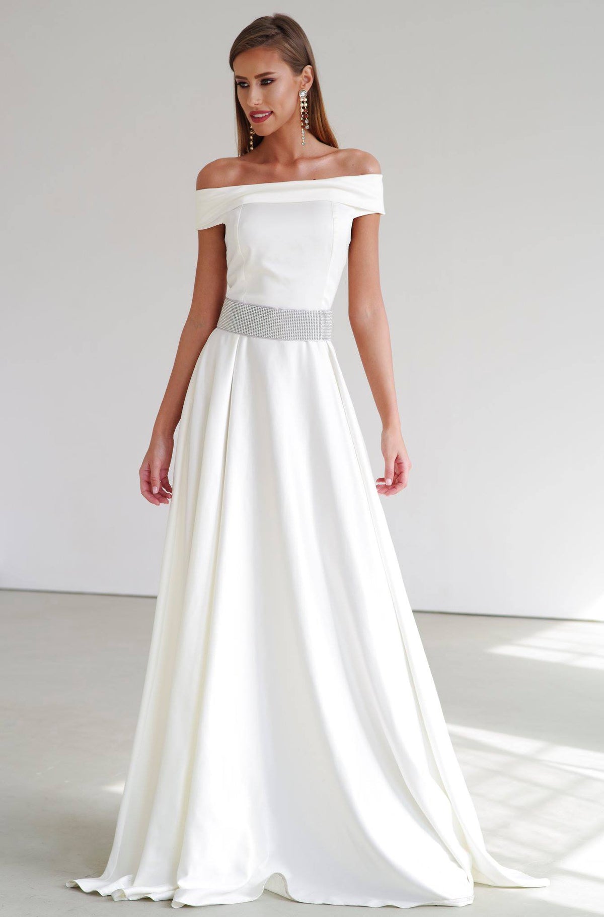 Abito lungo bianco-avorio Artista con scollatura a barchetta, cintura con strass rimovibile, tessuto elegante e raffinato.