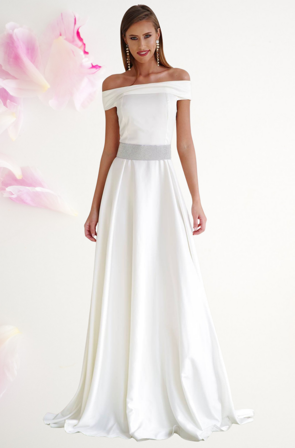 Abito lungo bianco-avorio Artista con scollatura a barchetta e cintura con strass rimovibile, elegante e raffinato.
