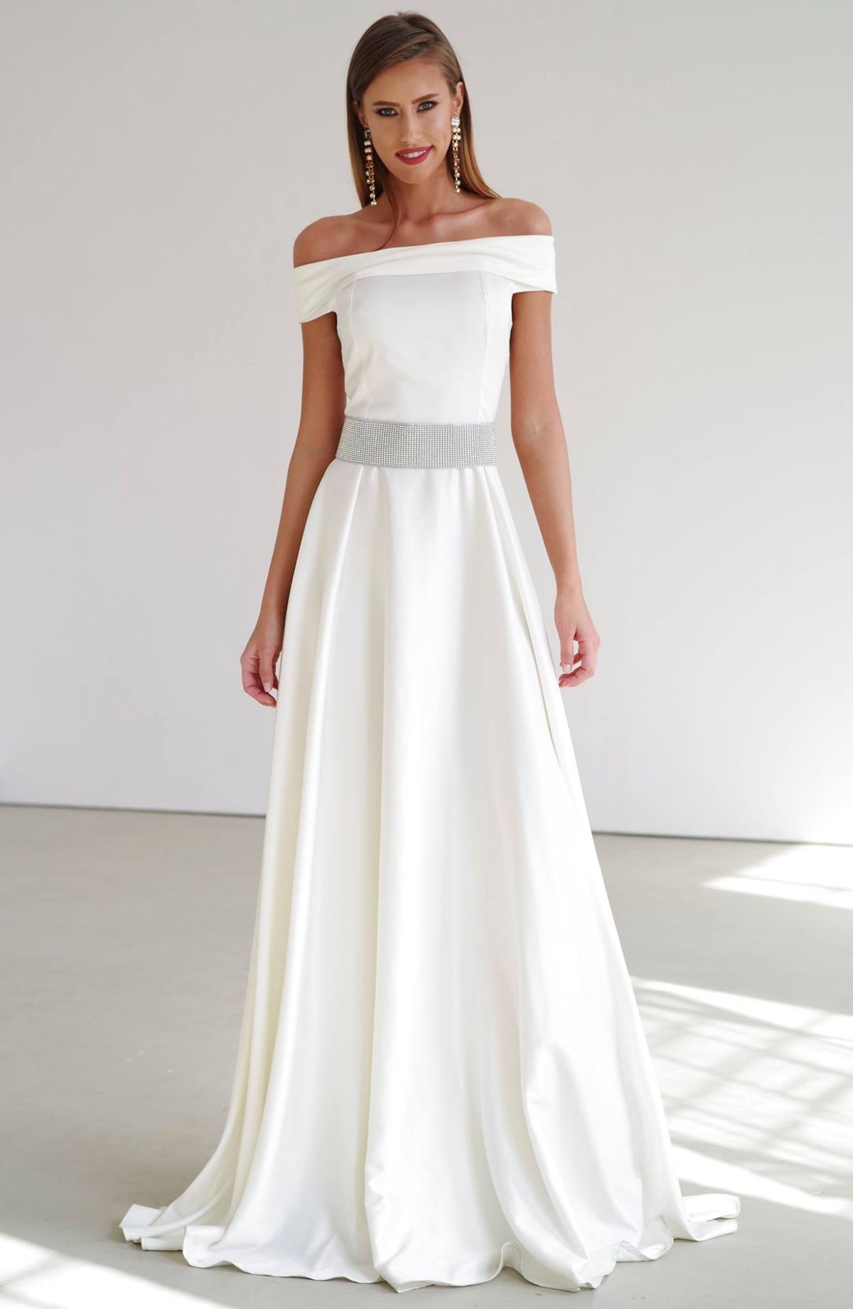Abito lungo bianco-avorio Artista con scollatura a barchetta e cintura con strass rimovibile, tessuto elegante e raffinato.