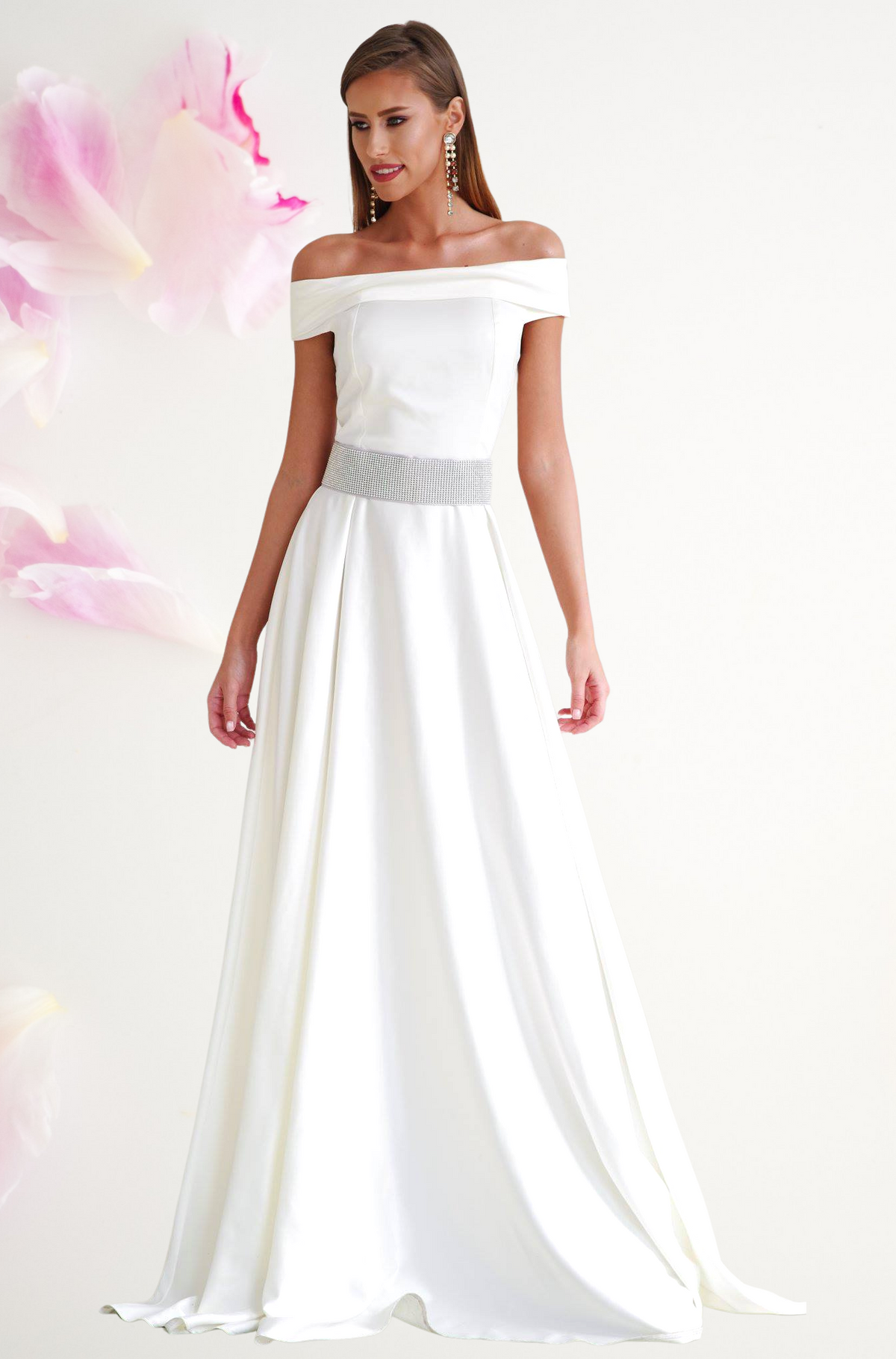 Abito lungo bianco-avorio Artista con scollatura a barchetta, cintura con strass rimovibile e tessuto elegante.